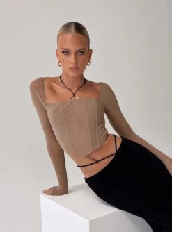 Princess Polly Beverly Long Sleeve Top Beige -Princess Polly Sales 6 modelinfo kiana us2 3c5320ac ef87 4f9f a957 71066075afbb