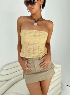 Princess Polly Parle Anglais Top Yellow -Princess Polly Sales 6 modelinfo millicent us2 f98c407c 2722 4291 aead 691b0071ccf5